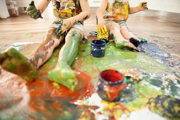 Dois Irmãos Encomendados Para Pintar Com Tinta Sujo Com Cores — Fotografia de Stock