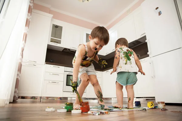 Les Enfants Peignent Joyeusement Les Uns Les Autres Sur Papier — Photo