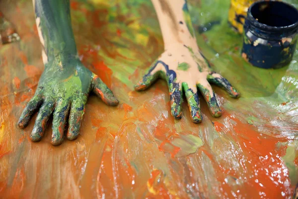 Mãos Pintadas Com Tintas Cores Misturadas Brilhantes — Fotografia de Stock