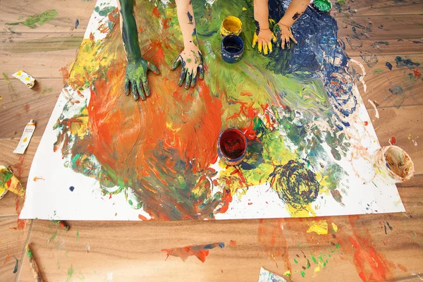 Eller boya ile boyanmış. Parlak karışık renkler.