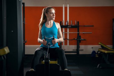 Spor salonunda egzersiz güzel ince kız.