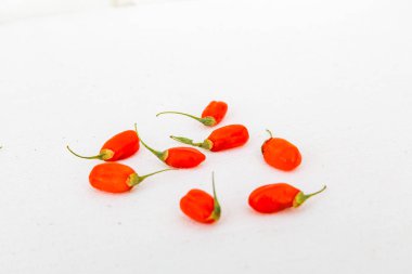 Beyaz bir arka plan üzerinde Goji çilek görünümü