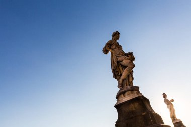 Bir heykeli Floransa, İtalya Ponte Santa Trinita köprüsünde
