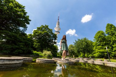 Güneşli gün boyunca Hamburg Heinrich Hertz kulede önünde kız