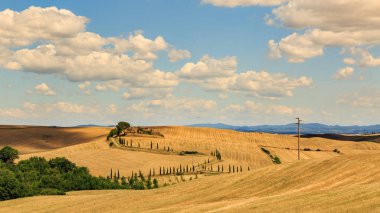 Toskana bölgesinde bir alanda selvi ağaçları ile ev görünümünü yaz, İtalya