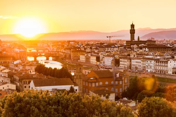 Vista al atardecer a la ciudad de Florencia desde la Plaza Michelangelo, Italia — Foto de Stock