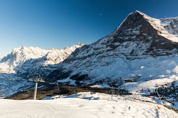 Pohled na lyžařské středisko Wengen Jungfrau ve Švýcarsku v zimě — Stock fotografie