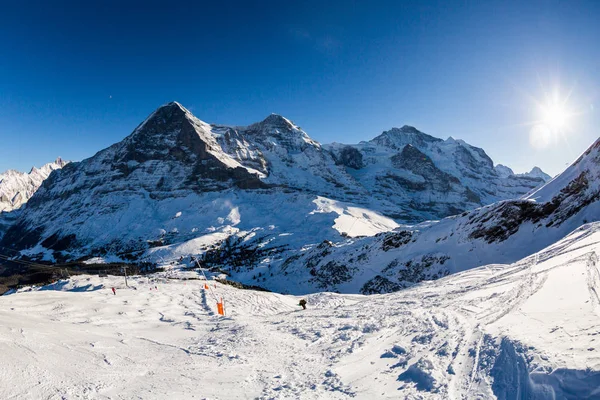 Vue sur la station de ski Jungfrau Wengen en Suisse par temps froid et ensoleillé — Photo