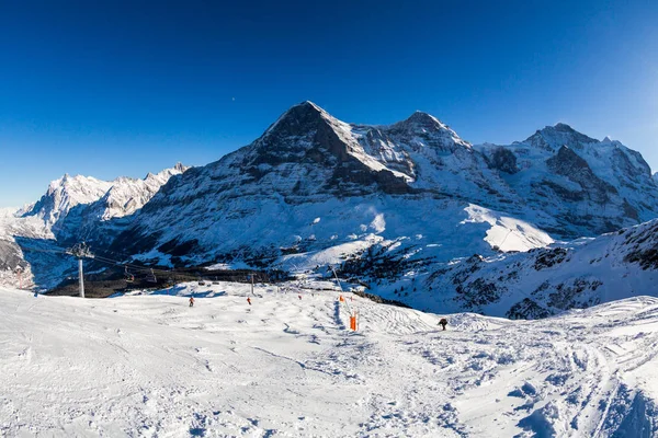 Pohled na lyžařské středisko Wengen Jungfrau ve Švýcarsku během studené, slunečný den — Stock fotografie