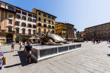 Piazza della Signoria ve altın bir kaplumbağa ile bir sanat yükleme görünümünü