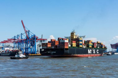 Hamburg liman ve Elbe gemisiyle görünümünü