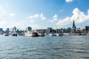 Hamburg liman ve Elbe gemisiyle görünümünü