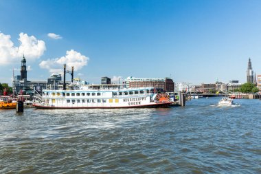 Hamburg liman ve Elbe gemisiyle görünümünü