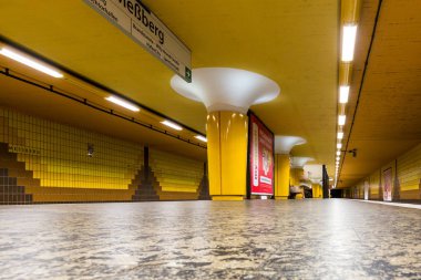 Görünüm boş Messberg metro istasyonuna Hamburg