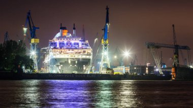 Hamburg liman ve Elbe Nehri gemisiyle görünümünü