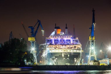 Hamburg liman ve Elbe Nehri gemisiyle görünümünü