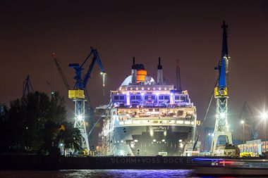 Hamburg liman ve Elbe Nehri gemisiyle görünümünü