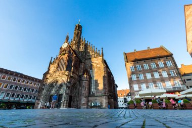 Nurenberg eski şehir kısmında Frauenkirche görünümünü