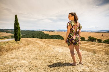 Kız Tuscan alanları yaz aylarında ayakta 