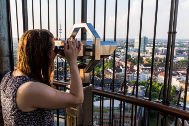 Kız Hamburg city bir teleskopla izliyor