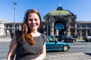 Nürnberg'in tren istasyonu önünde kız