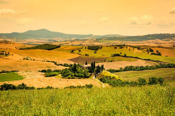 Vista de una casa rural en la región toscana San Quirico d Orcia en Italia — Foto de Stock