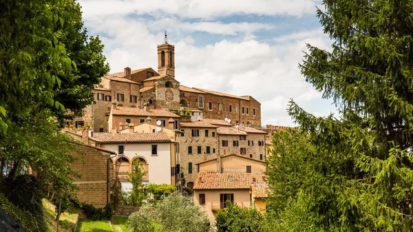 Vue extérieure des bâtiments de la ville médiévale et renaissance Montepulciano, Toscane, Italie — Photo