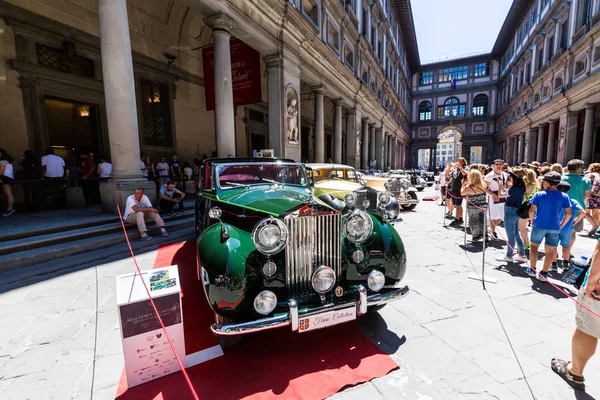 View of a public outdoor oldtimer car exhibition at the Piazzale degli Uffizi — Stock Photo, Image