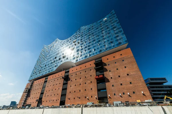 Le bâtiment Elbphilharmonie dans le port de Hambourg — Photo