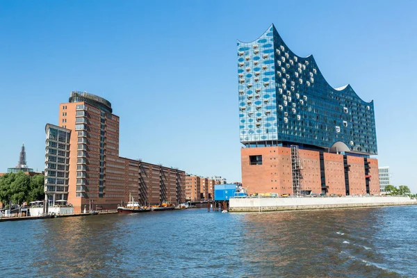 De Elbphilharmonie gebouw in de haven van Hamburg — Stockfoto