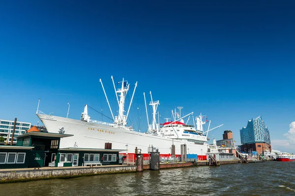 Vue sur St. Pauli Piers l'une des principales attractions touristiques de Hambourg — Photo