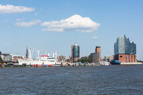 Le bâtiment Elbphilharmonie dans le port de Hambourg — Photo