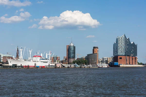 Le bâtiment Elbphilharmonie dans le port de Hambourg — Photo