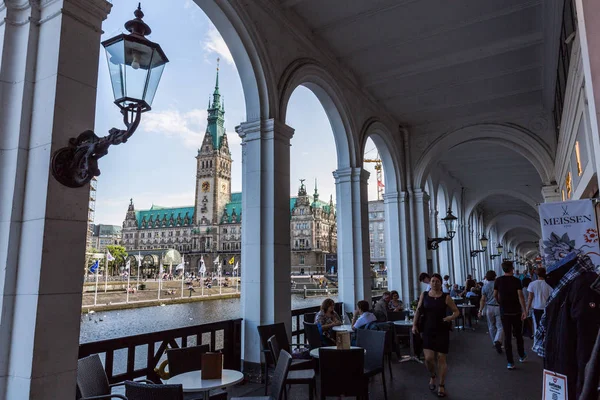 Exterior view of the Hamburg Reesendamm and the Jungfernstieg in the city center of Hamburg — Stock Photo, Image