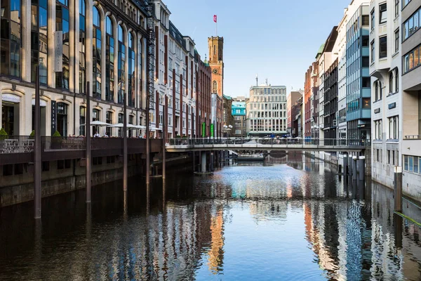 Kanal Bleichenfleet görünümünü ve Hamburg'da boyunca binalar — Stok fotoğraf