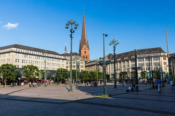 Exteriör vy av Hauptkirche Sankt Petri i centrum av Hamburg — Stockfoto