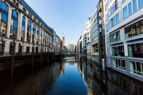 Kanal Bleichenfleet görünümünü ve Hamburg'da boyunca binalar — Stok fotoğraf