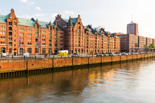 Speicherstadt da denilen Hafen, Hamburg şehir görünümünü — Stok fotoğraf