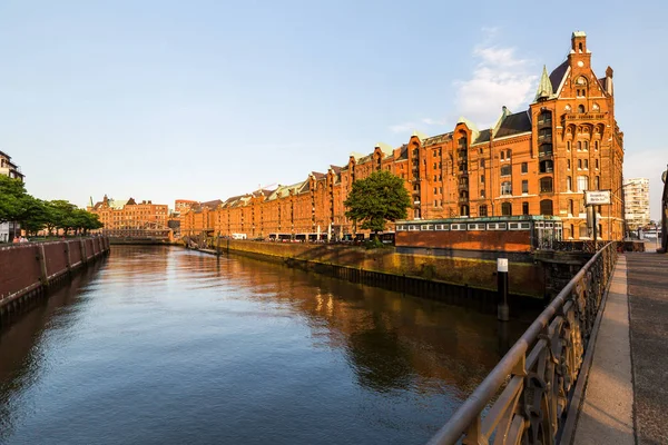 Speicherstadt da denilen Hafen, Hamburg şehir görünümünü — Stok fotoğraf