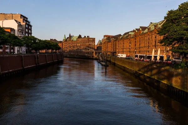 Speicherstadt da denilen Hafen, Hamburg şehir görünümünü — Stok fotoğraf