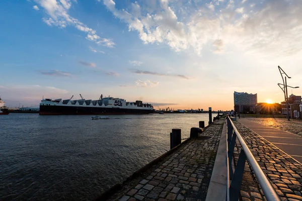 Vue d'un navire dans le port de Hambourg et l'Elbe — Photo