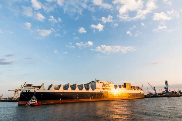 Veduta di una nave nel porto di Amburgo e nel fiume Elba — Foto Stock