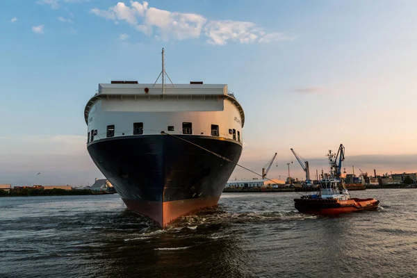 Veduta di una nave nel porto di Amburgo e nel fiume Elba — Foto Stock