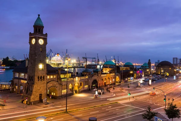 Vue sur St. Pauli Piers, l'une des principales attractions touristiques de Hambourg — Photo