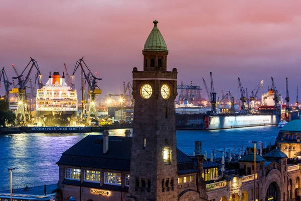 St. Pauli Piers, Hamburgs büyük turistik görünümünü — Stok fotoğraf