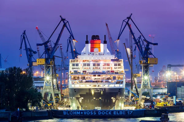 Bild av ett fartyg i hamnen i Hamburg och floden Elbe — Stockfoto