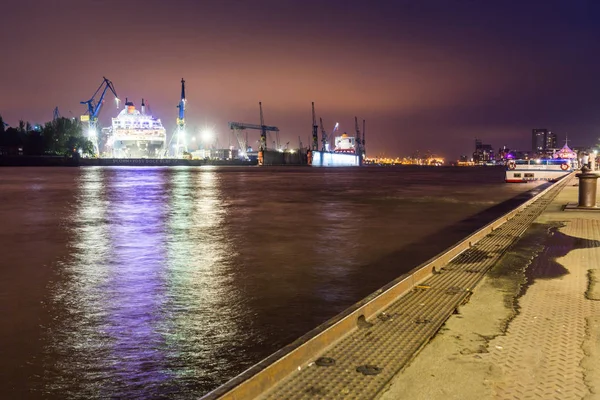 Vista de los muelles de St. Pauli, una de las principales atracciones turísticas de Hamburgo — Foto de Stock