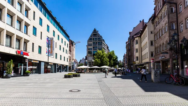 Syn på den shopping gatan Karolinenstrasse i den gamla stad delen av Nürnberg — Stockfoto