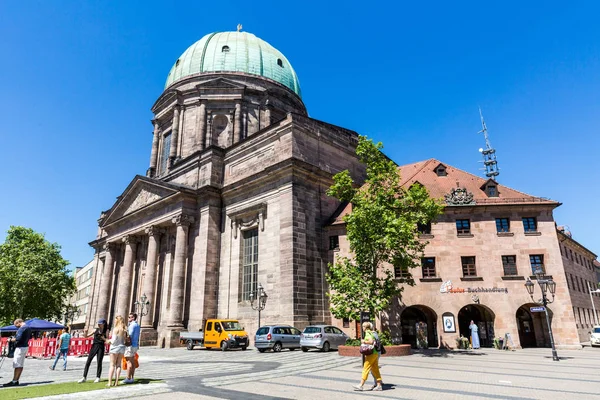 Pohled na kostel St. Elizabeth v staré části města Norimberk — Stock fotografie