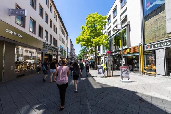 Syn på den shopping gatan Karolinenstrasse i den gamla stad delen av Nürnberg — Stockfoto
